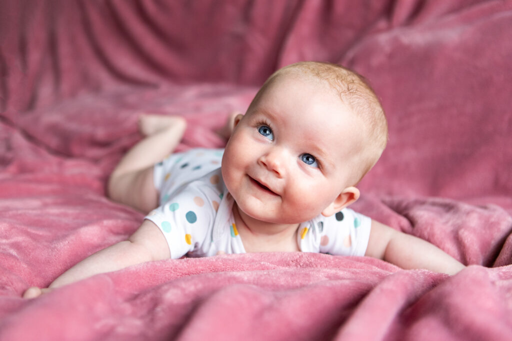 Portretfoto van een baby met zachte kleuren