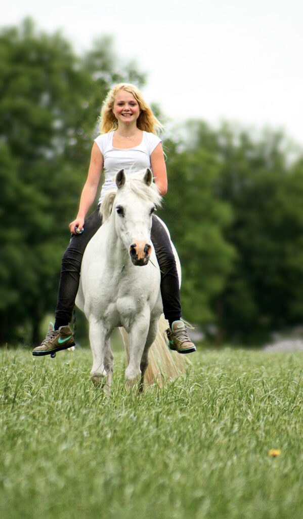 Meisje met pony witte in open veld