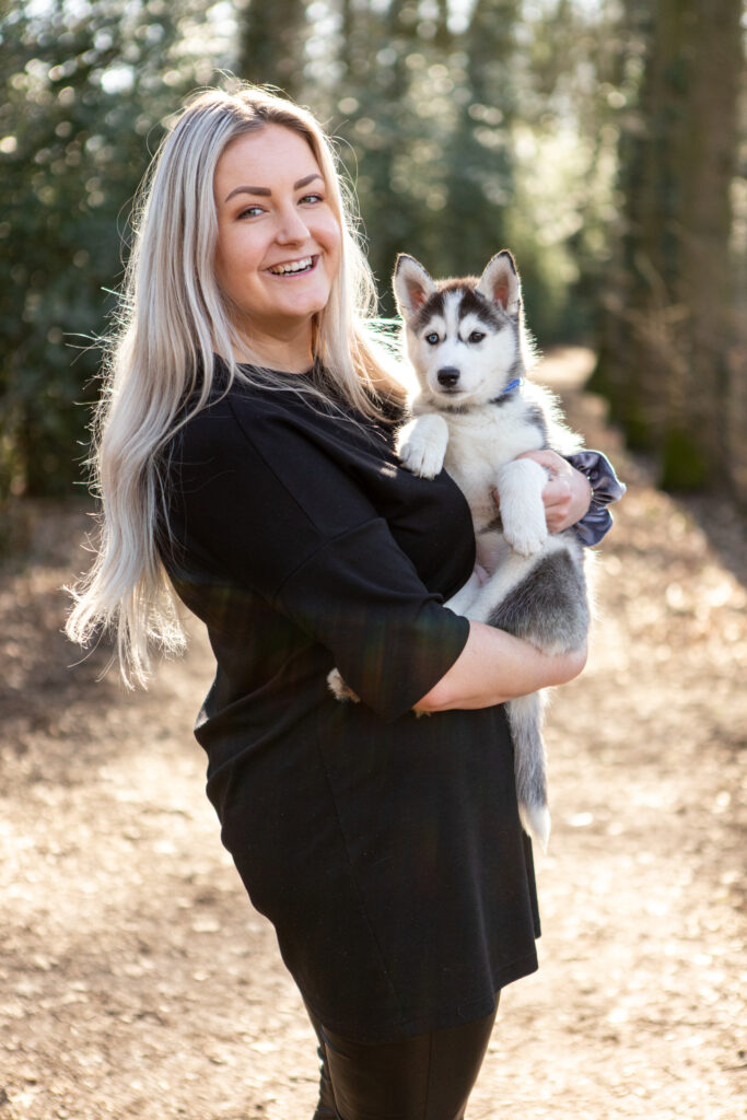 Vrouw in het bos met haar puppy