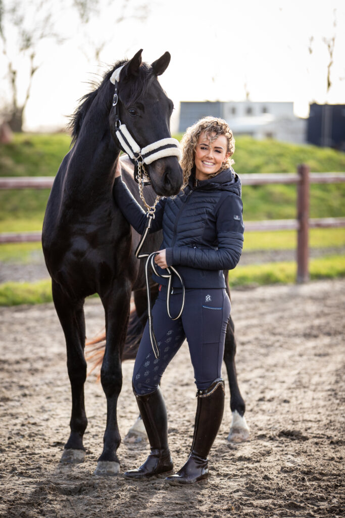 Paard naast een vrouw