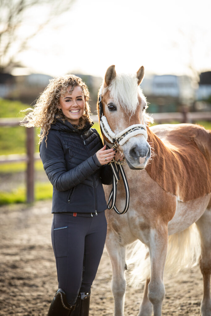 Pony samen met vrouw