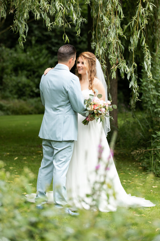 Trouwfotografie in de tuin van de Reünie van Heenvliet