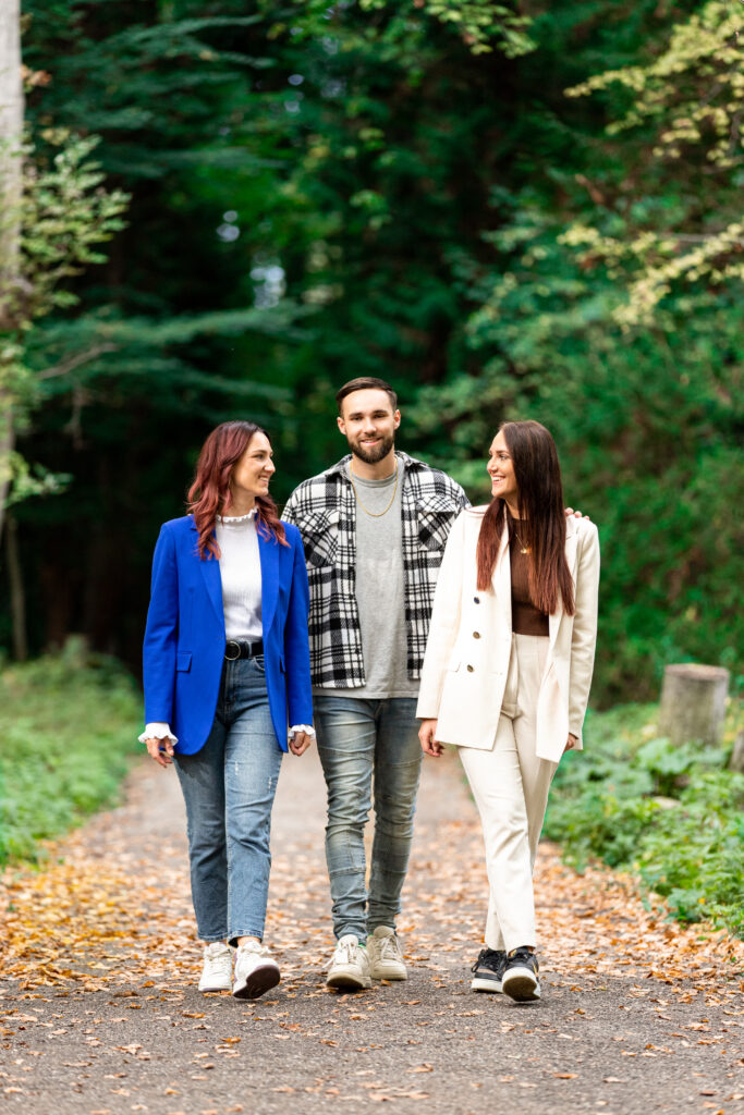 Twee zussen en een broer in het Kralingse bos