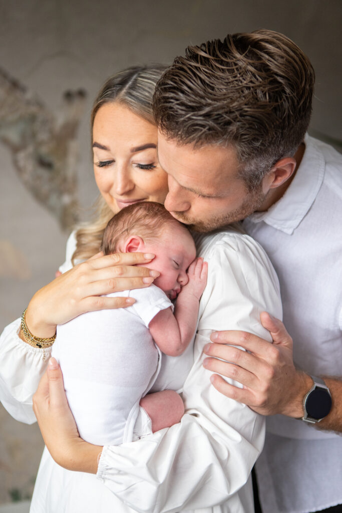 Familie fotoshoot met pasgeboren baby in de kinderkamer_2