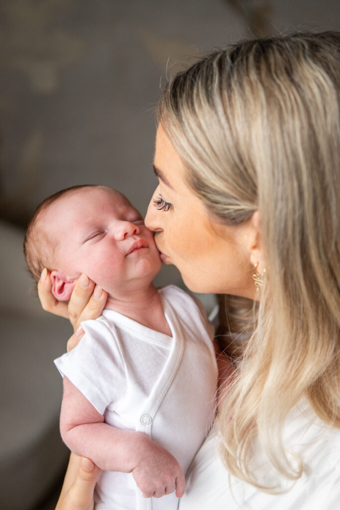 Newbornfotografie met een moeder en baby