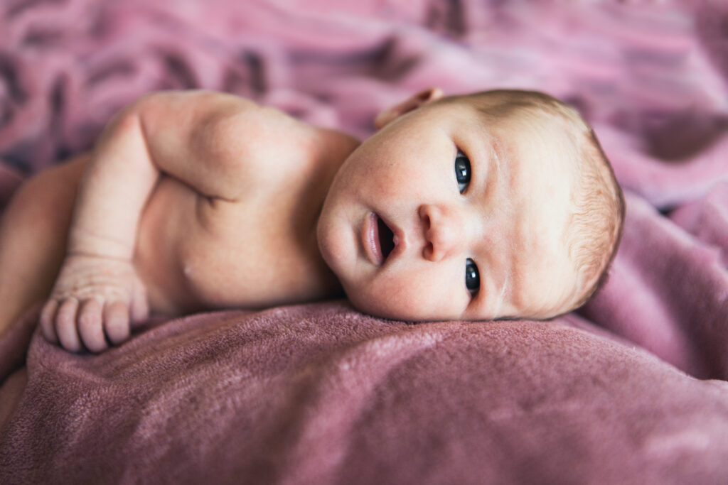 Babyfoto op een roze kleed