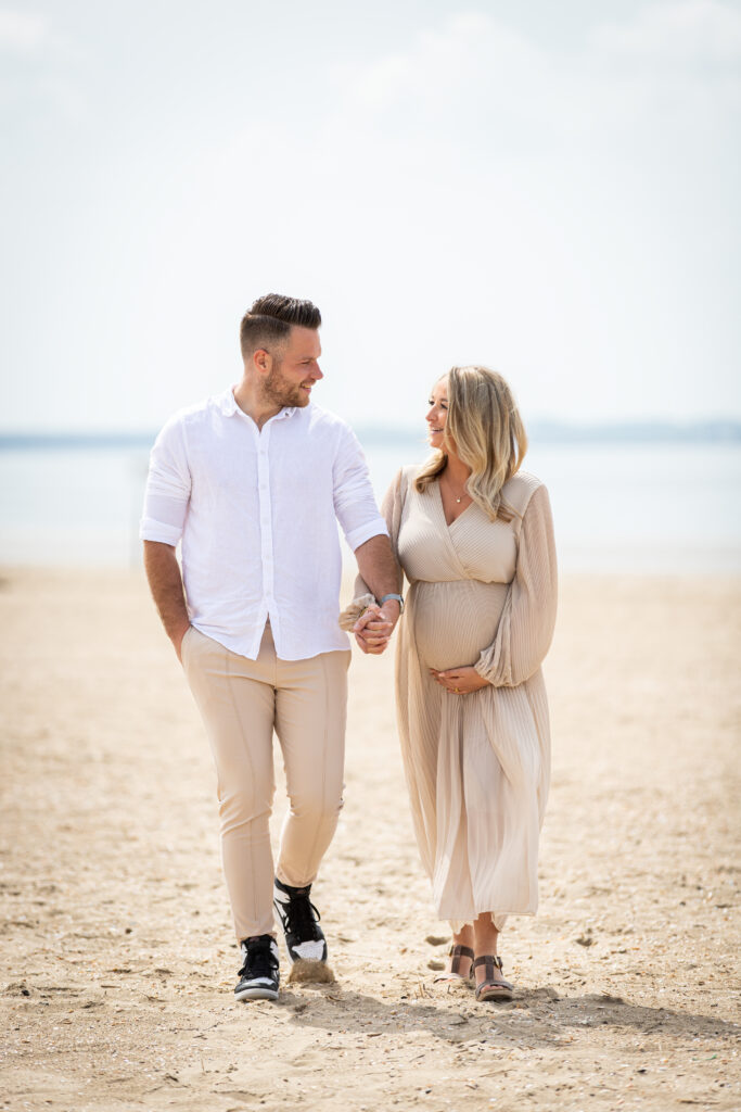 Zwangerschapsfoto van man en vrouw op het strand_3