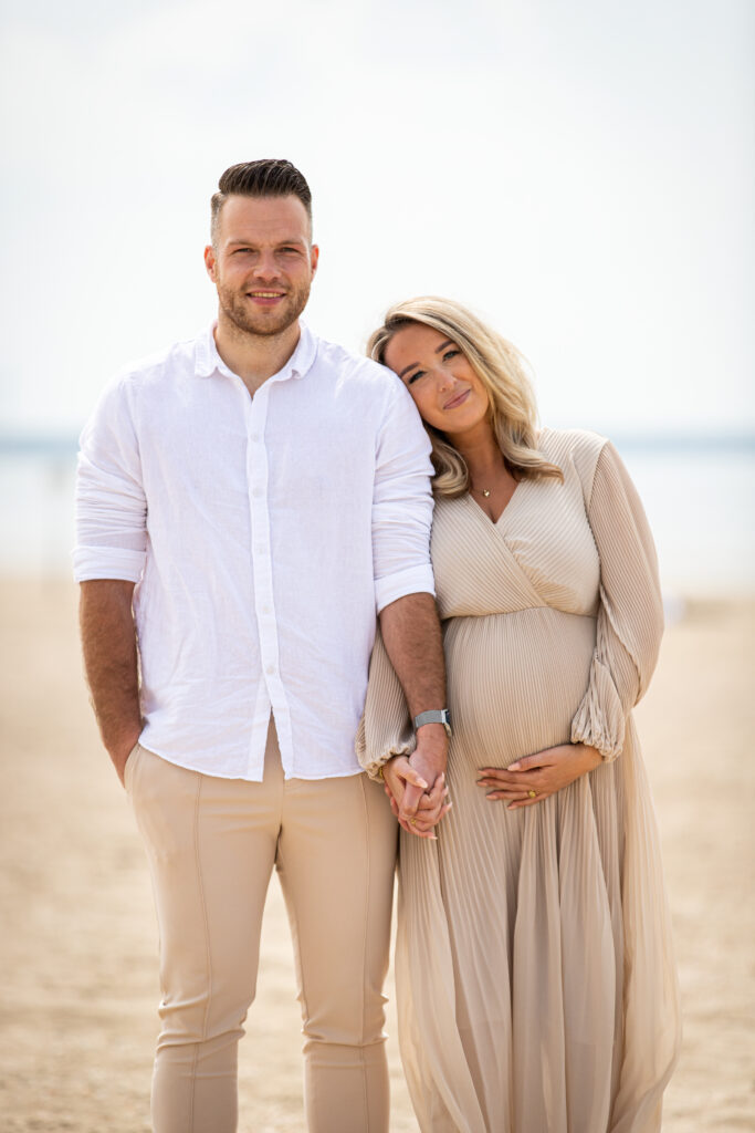 Zwangerschapsfoto van man en vrouw op het strand_2