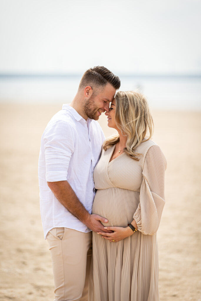 Zwangerschapsfoto van man en vrouw op het strand