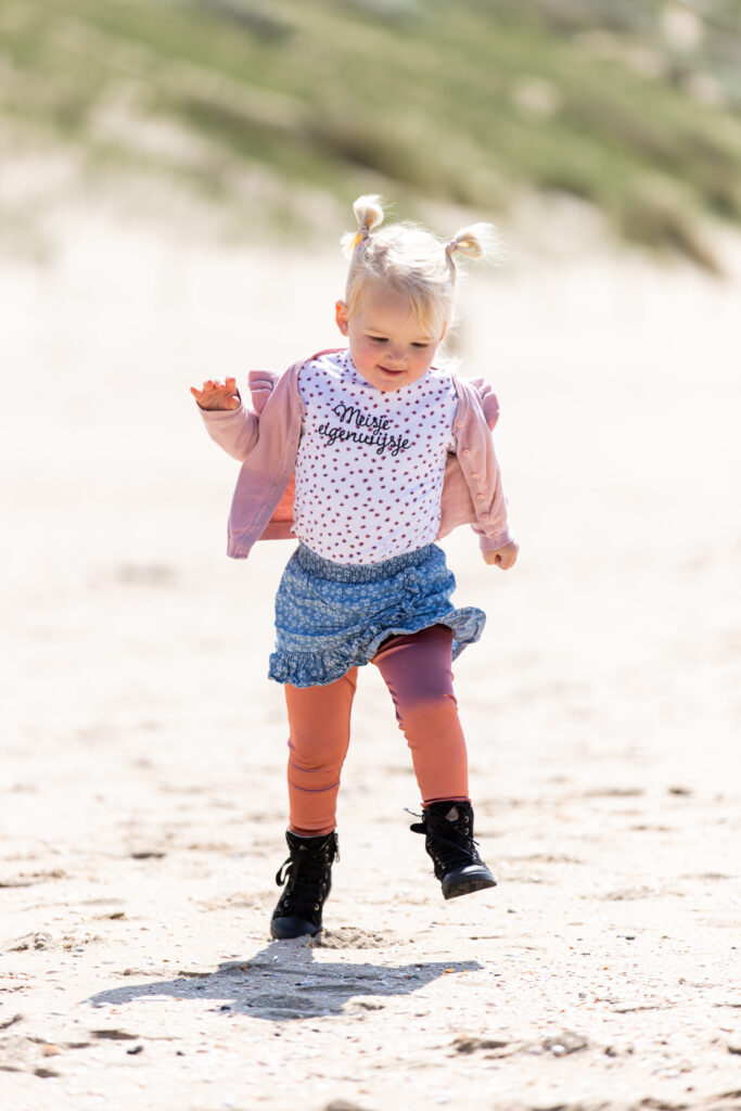 Portretfoto van een peuter op het strand