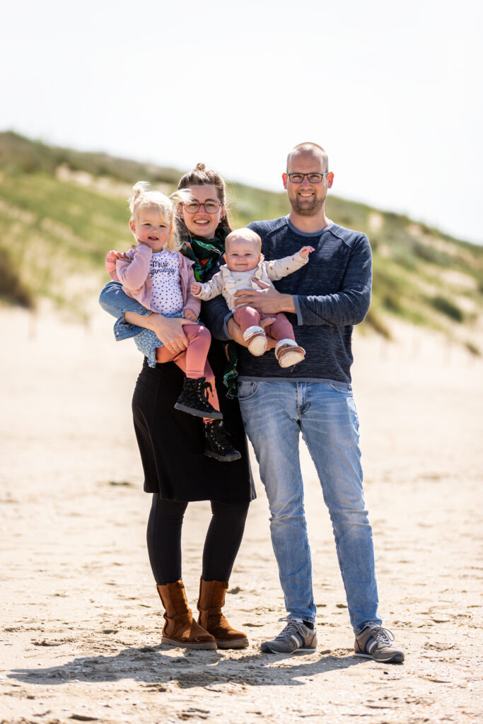 Familiefoto op het strand met twee zusjes_2