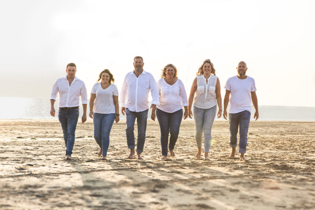 Familiefoto op het strand met witte kleding_2