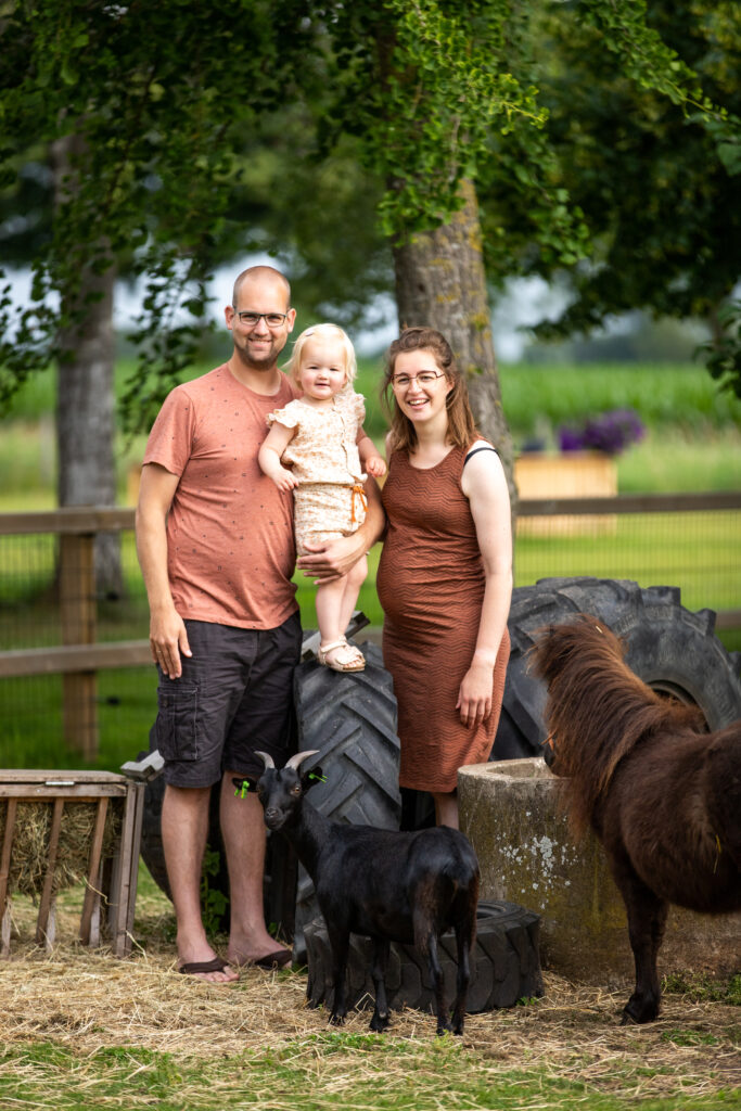 Familiefoto met geit en pony