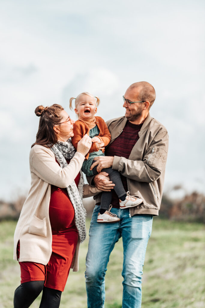 Familiefotoshoot in de duinen met zwangere vrouw_2